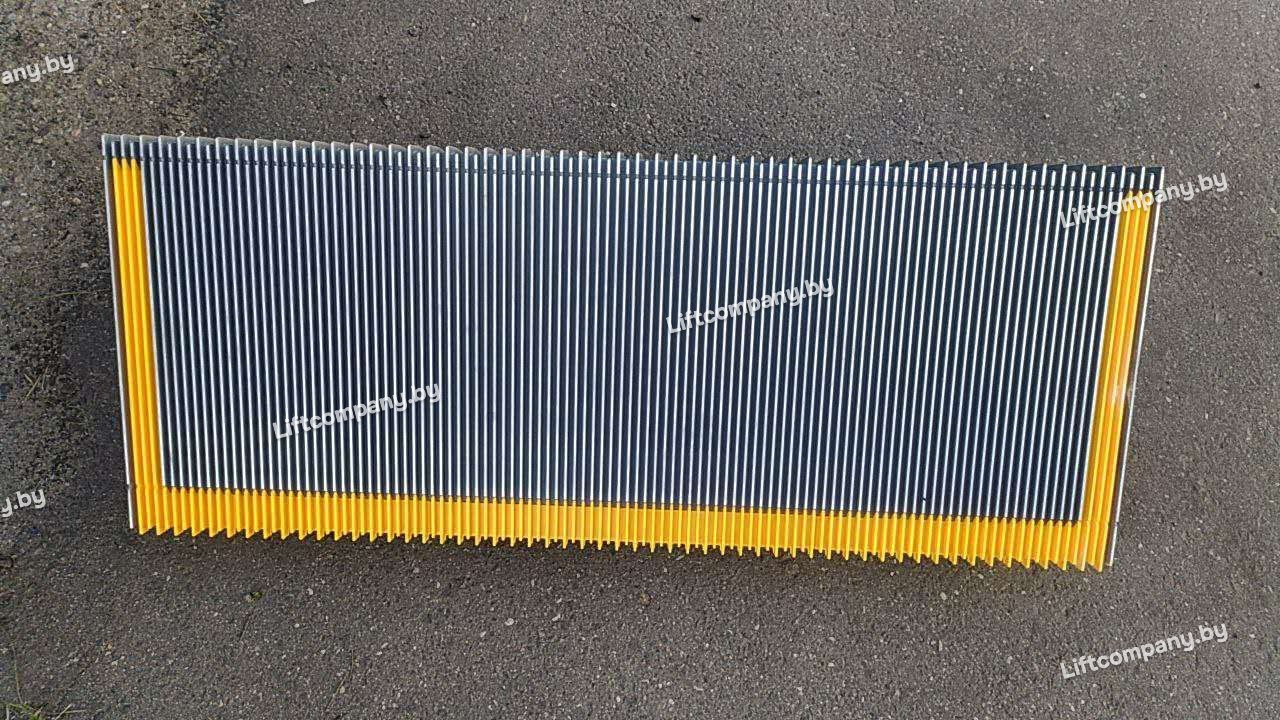 Ступень эскалатора 1000мм серебро с желтыми пластиковыми вставками с 3 сторон