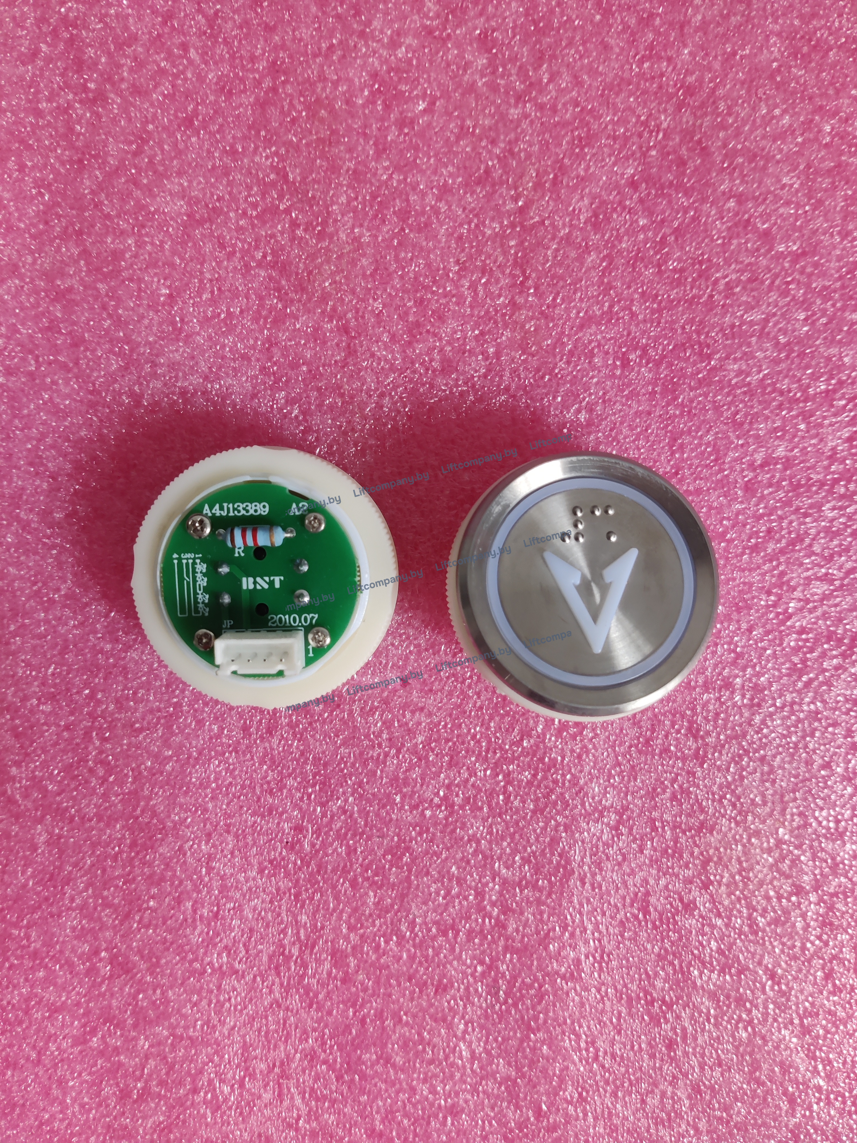 Кнопка вызова с браилем, металлическая круглая, пластиковая стрелка ВВЕРХ, цвет красный (BST)